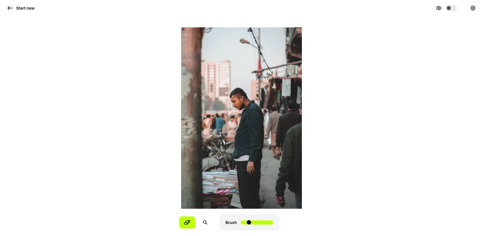 복잡한 배경의 큰 인물